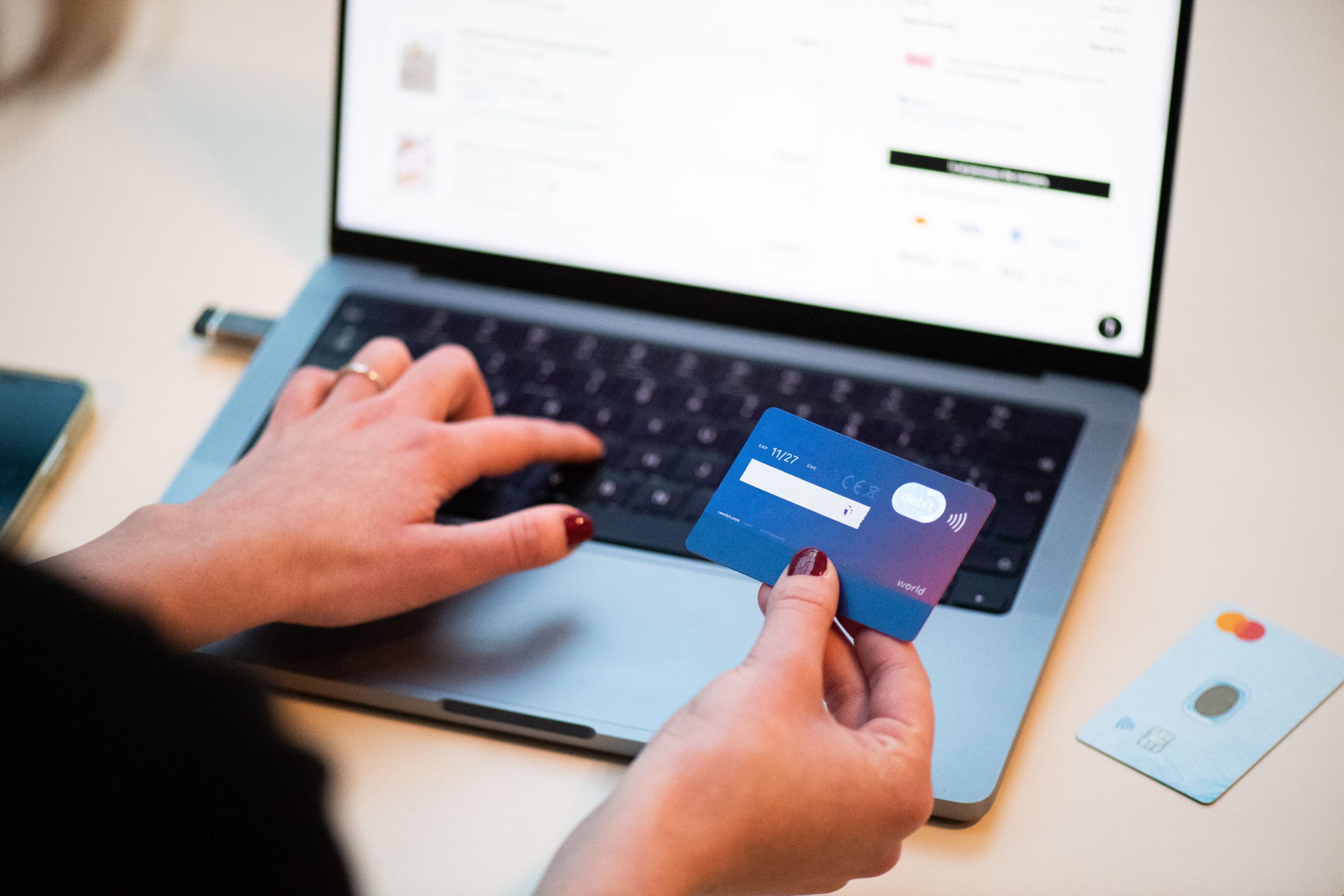 mua khóa điện tử yale online