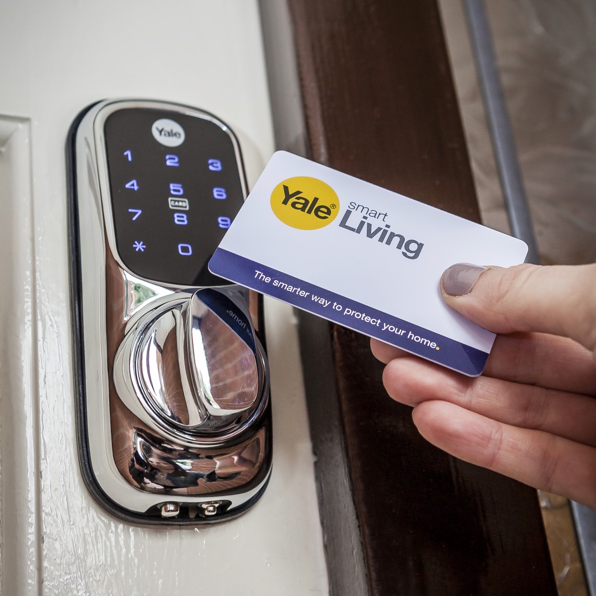 thẻ RFID và NFC trên khóa Yale