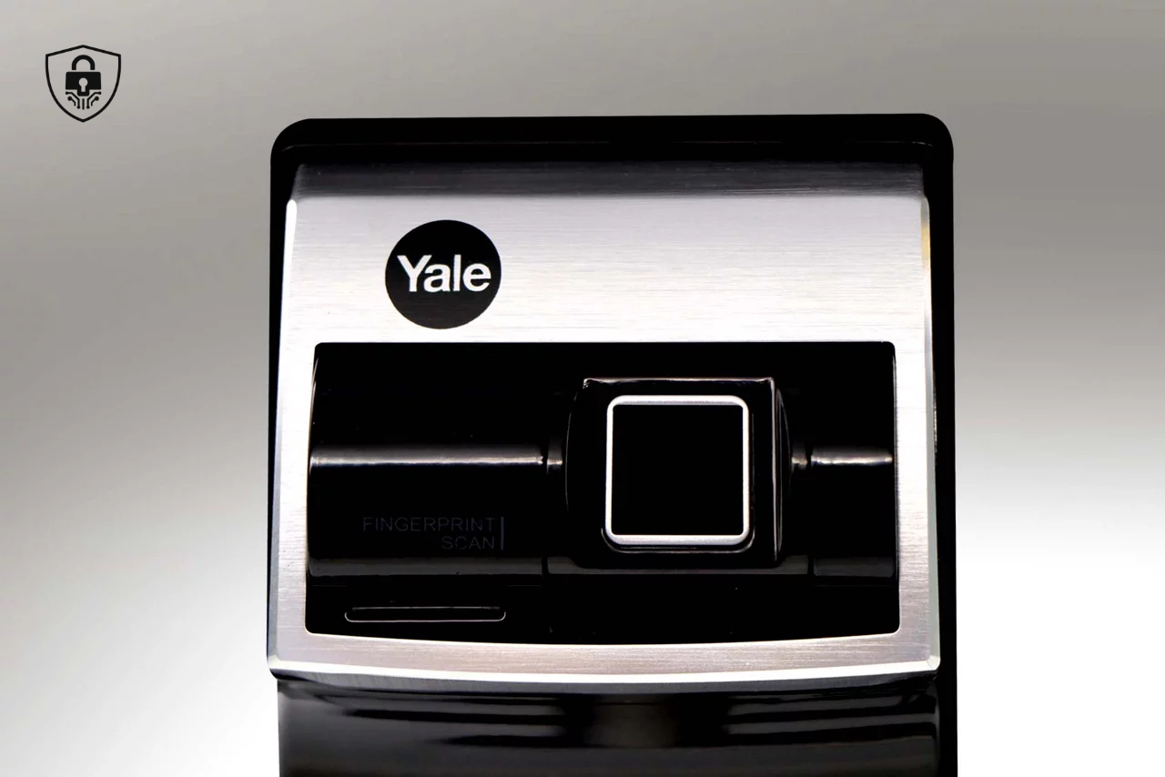 vệ sinh cảm biến vân tay khóa yale